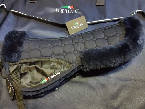 Nyeregemelő báránybőr full fekete Equiline