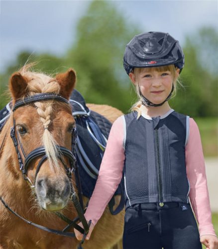 Swing Back Protector P06 children S black